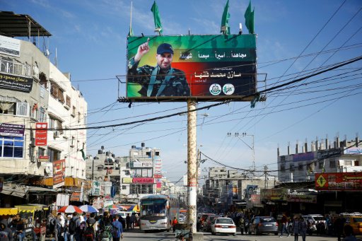 لافتة تكريمية للقيادي في حركة حماس مازن فقهاء الذي