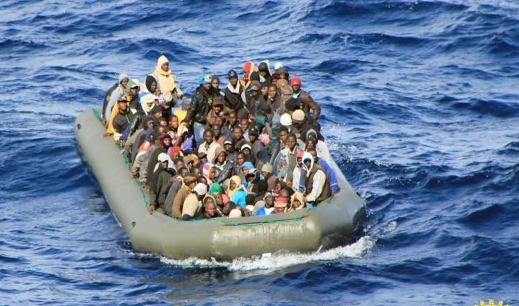 السواحل الإيطالي ينقذ 970 مهاجرًا