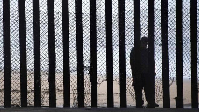 قرار بشأن طلب تمويل جدار حدودي مع المكسيك اقترحه ت