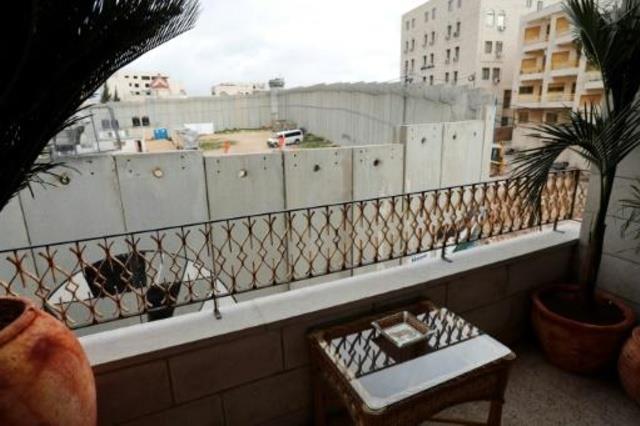 صورة من فندق بانكسي في بيت لحم تظهر الجدار الفاصل 