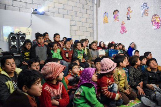 اطفال سوريون نازحون يقيمون في مخيم في جبرين قرب حل