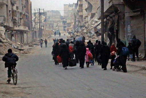 نازحون يغادرون حي السكري في شرق حلب في 12 كانون ال