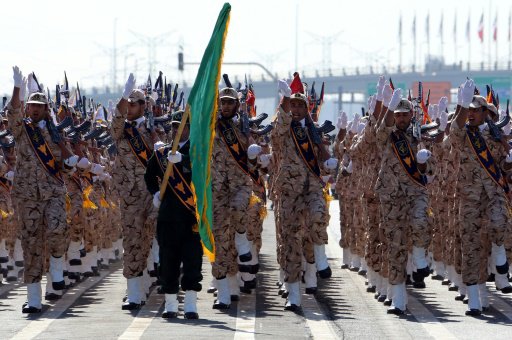 عناصر من الحرس الثوري الايراني يشاركون في عرض عسكر