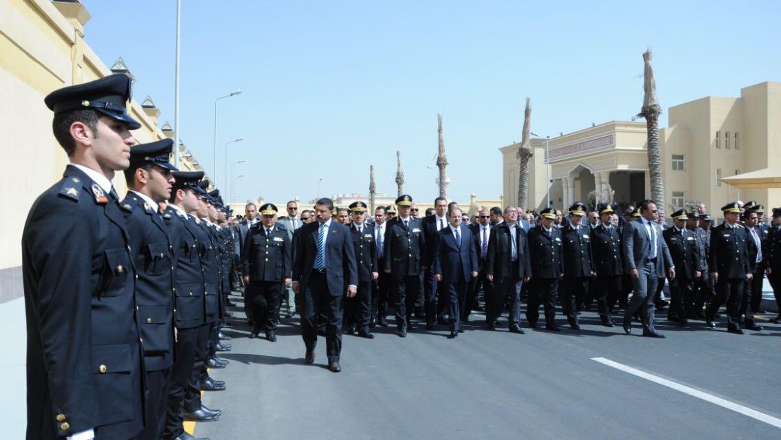 وزير الداخلية يتقدم مُشيّعى الجنازة العسكرية