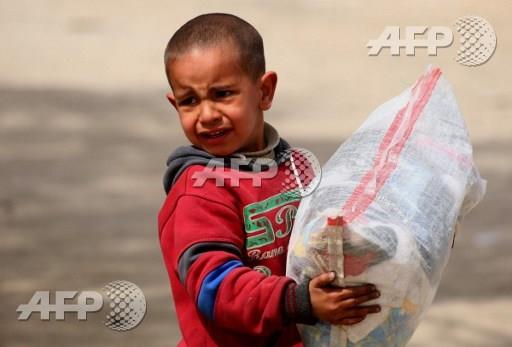 طفل سوري نازحًا من الرقة (أ ف ب)