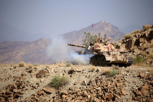 دبابة تابعة للقوات الموالية للرئيس اليمني عبدربه م