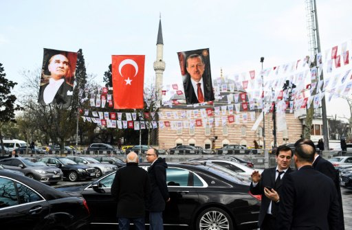 صورتان للرئيس التركي رجب طيب اردوغان ومؤسس تركيا م
