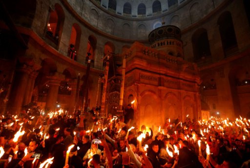 اضاءة الشموع بالنور المقدس في كنيسة القيامة في 15 