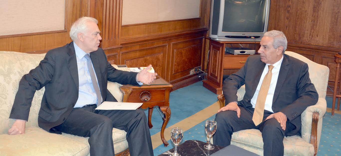 وزير التجارة مع سفير اليونان في القاهرة