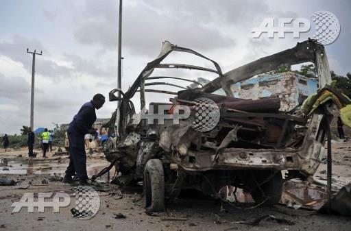 آثار الدمار جراء انفجار سيارة مفخخة فى مقديشيو - أ