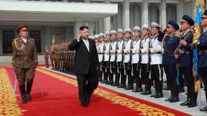 نظمت كوريا الشمالية يوم السبت عرضا عسكريا ضخما حضر