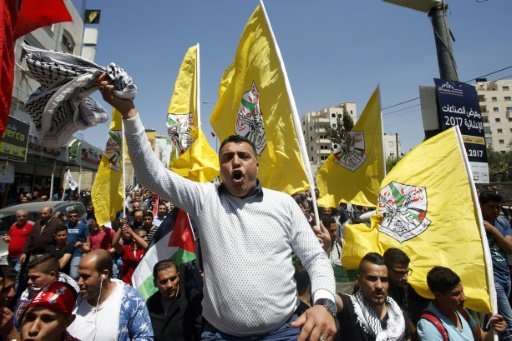 فلسطينيون يتظاهرون في الخليل دعما للمعتقلين الفلسط