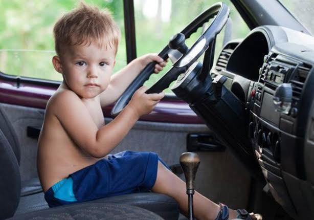 طفل يتعلم القيادة من "يوتيوب".. هذا ما فعله بسيارة