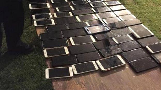عثرت الشرطة على أكثر من 100 جهاز هاتف آيفون في حقي
