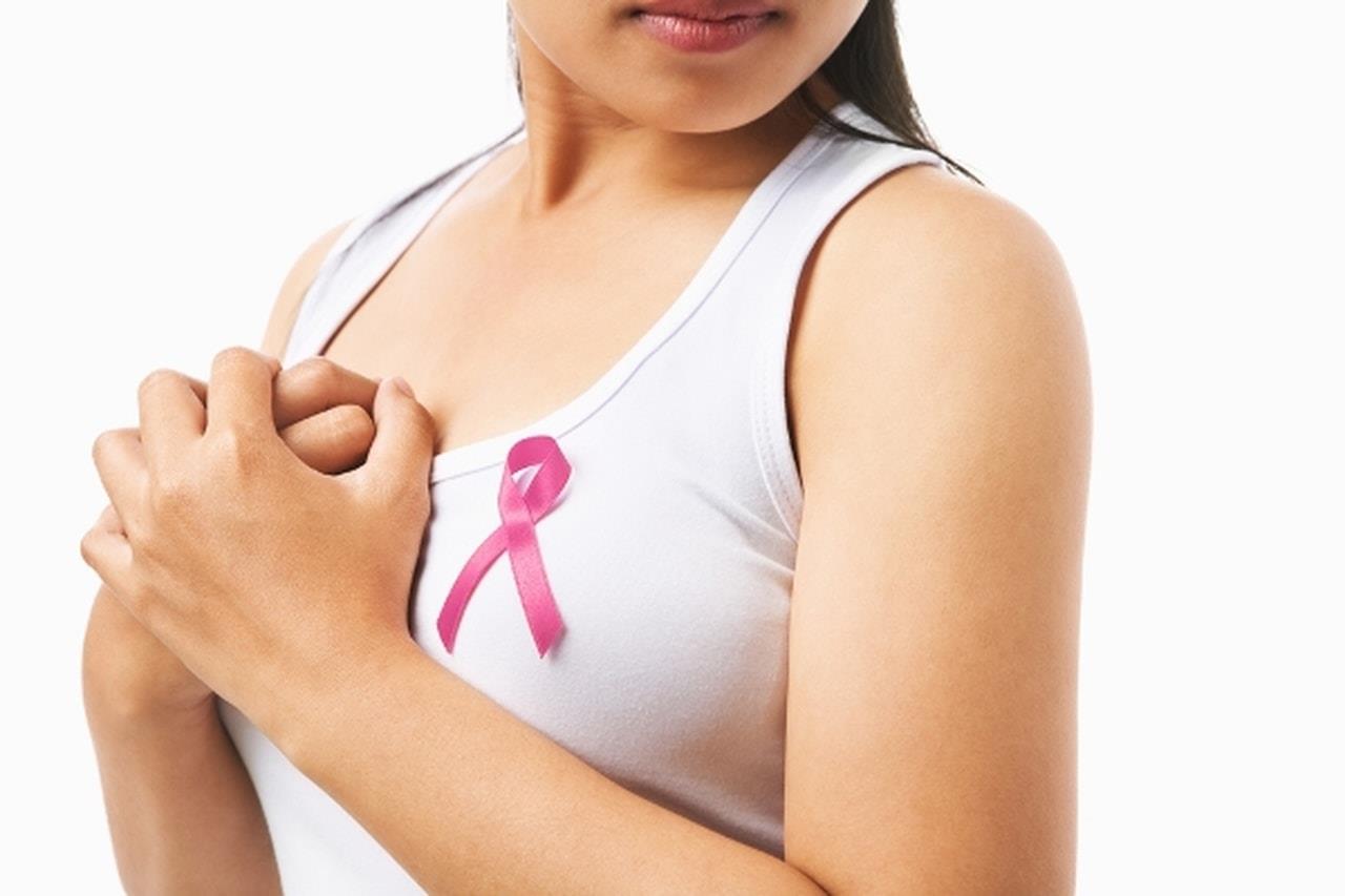 5 علامات تنذر بسرطان الثدي 