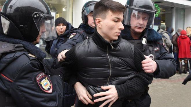 اعتقال عشرات المتظاهرين في موسكو حاولوا التحرك نحو
