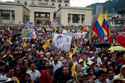 مناصرون للرئيس الكولومبي السابق الفارو اوريبي خلال