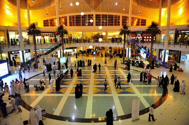 السعودية تقصر العمل في مراكز التسوق على مواطنيها