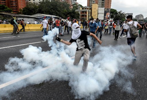 مواجهات بين المتظاهرين وشرطة مكافحة الشغب الفنزولي