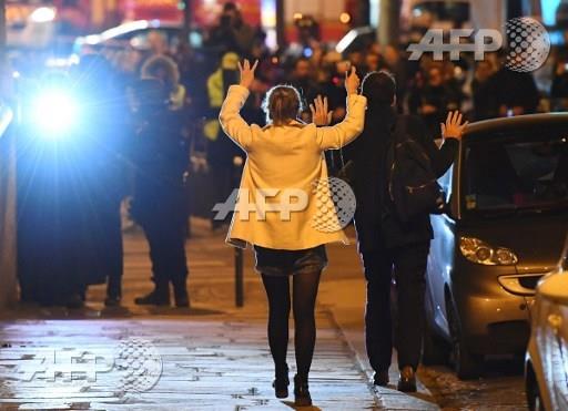 مواطنون أثناء فحص الشرطة الفرنسية (أ ف ب)