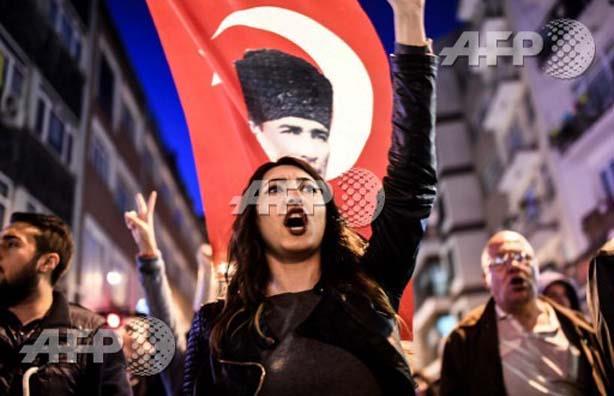 المعارضون لنتائج الاستفتاء فى اسطنبول يوم 18 إبريل