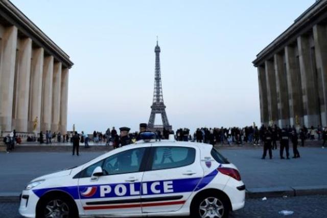 سيارة للشرطة الفرنسية قرب برج ايفل، الجمعة 21 ابري