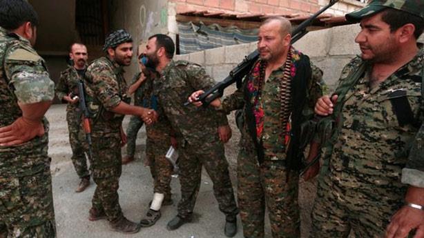  مسلحون من وحدات حماية الشعب الكردية 