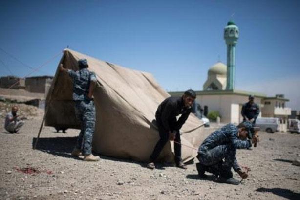 عناصر الشرطة الاتحادية العراقية يقيمون خيمة لاستقب