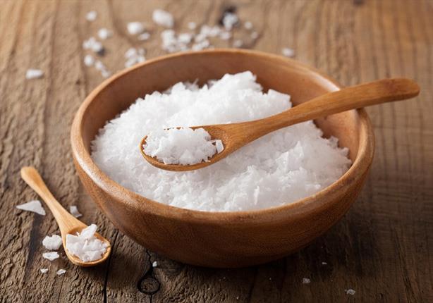  5 أطعمة تجعل شكلك أكبر عمرًا.. منها "الملح"