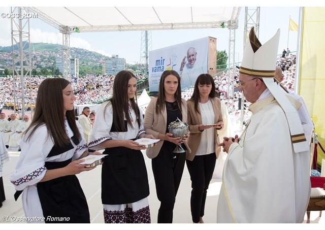 البابا فرنسيس يحتفل بالقداس الإلهي في استاد كوشيفو
