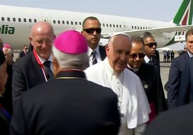 بابا الفاتيكان يغادر مطار القاهرة