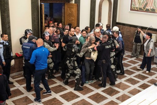 الشرطة المقدونية تحاول منع المتظاهرين من دخول البر