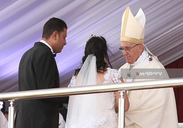 العروسان اللذان باركهما البابا فرنسيس