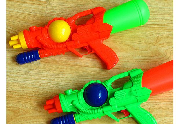 مسدس الألعاب قد يؤذي أذن طفلك! 
