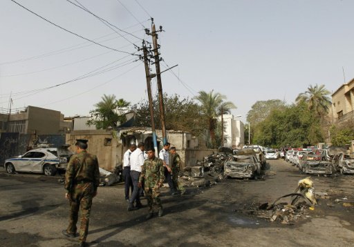 شرطيون عراقيون في موقع تفجير انتحاري في بغداد السب