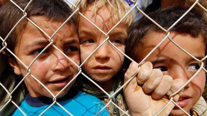 أطفال عائلات سورية فرقتها الحرب يفتقدون حب الأم