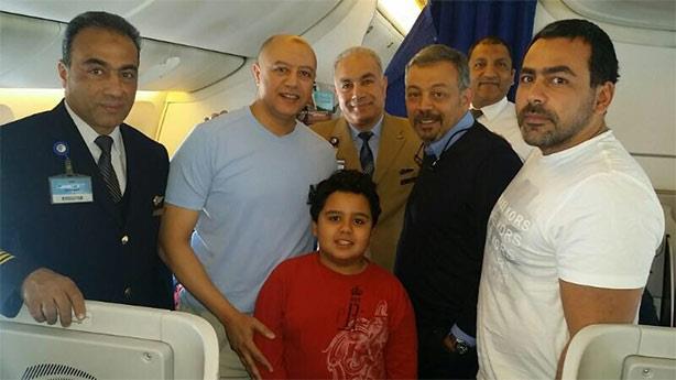 الكحكي والحسيني يحتفلان بعيد ميلاد طفل على "طائرة 