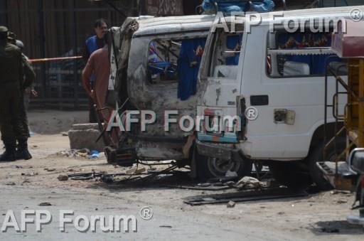المحققون الباكستانيون في موقع التفجير الانتحارى بل