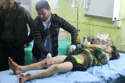 علاج طفل في مستشفى في خان شيخون بعد هحوم بالغازات 