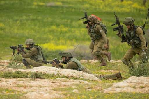 جنود اسرائيليون خلال مناورات تدريبية في 28 شباط/فب
