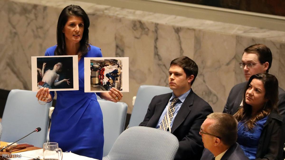 السفيرة الأمريكية لدى الأمم المتحدة تعرض صور ضحايا