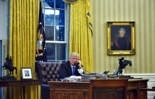 الرئيس دونالد ترامب يجري اتصالات هاتفيا من المكتب 