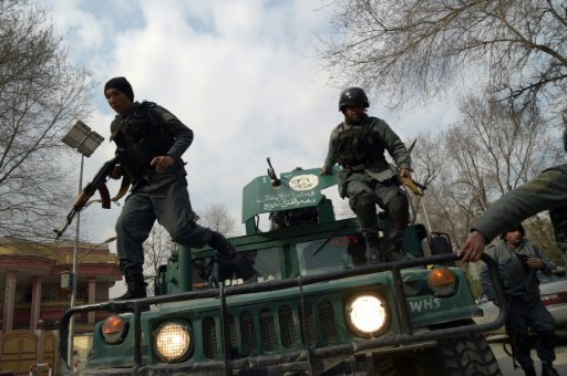 وصول عناصر من الشرطة الافغانية الى موقع هجوم في كا