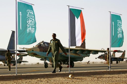 جندي سوداني على مدرج مطار قاعدة مروى خلال مناورات 