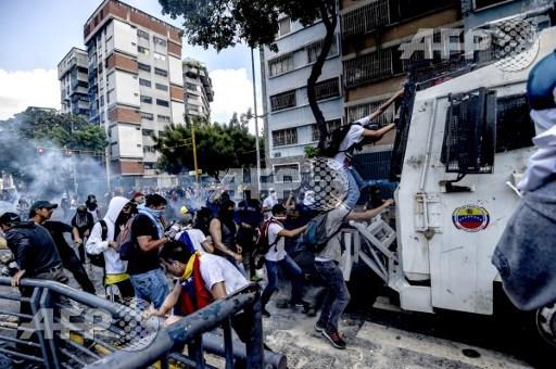اشتباكات بين الشرطة ومتظاهرين في فنزويلا