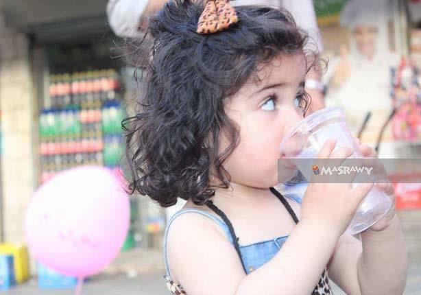 طفلة تتحدى الاحتلال بالماء والملح