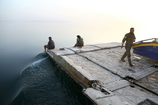 عناصر من قوات سوريا الديموقراطية عند بحيرة الاسد ا