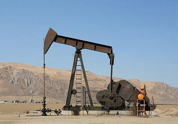 النفط يرتفع بفعل توقعات تمديد اتفاق خفض إنتاج أوبك