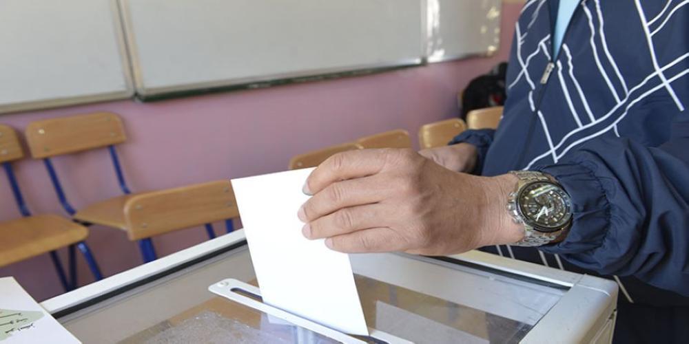 الفلسطينيون يبدأون التصويت في انتخابات بلدية تقتصر