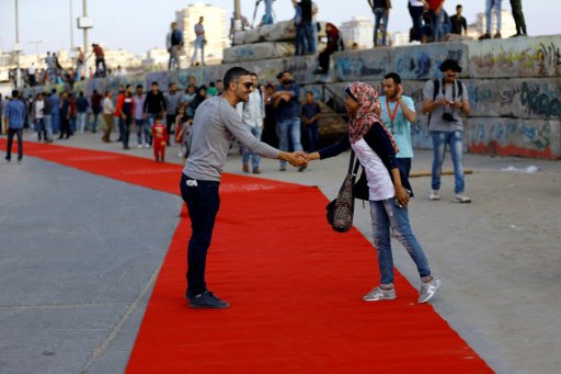فلسطينيون يصلون لحضور مهرجان "السجادة الحمراء" في 